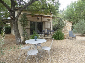 Le cabanon, 3 étoiles, et sa piscine au pied du Luberon